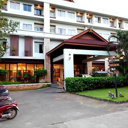 Nana Buri Hotel Chumphon Buitenkant foto
