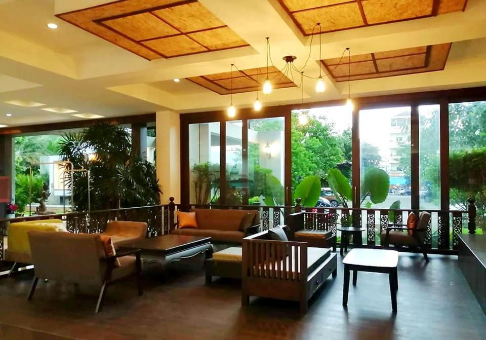 Nana Buri Hotel Chumphon Buitenkant foto