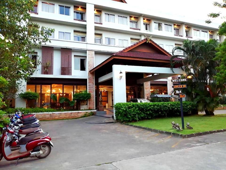 Nana Buri Hotel Chumphon Buitenkant foto